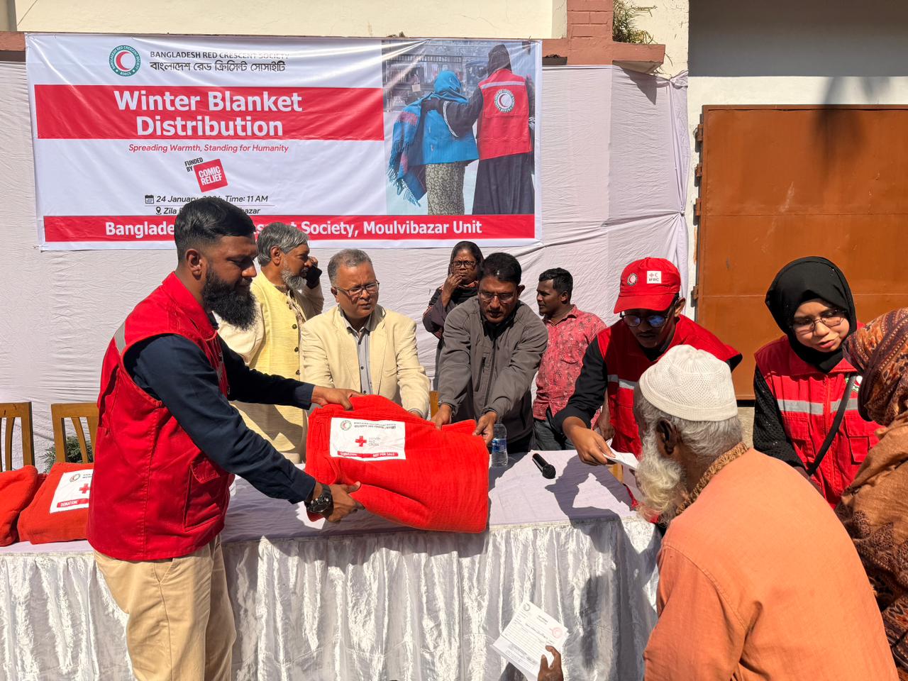মৌলভীবাজারে রেড ক্রিসেন্টের উদ্যোগে ৫০০ শীতার্ত মানুষের মাঝে কম্বল বিতরণ