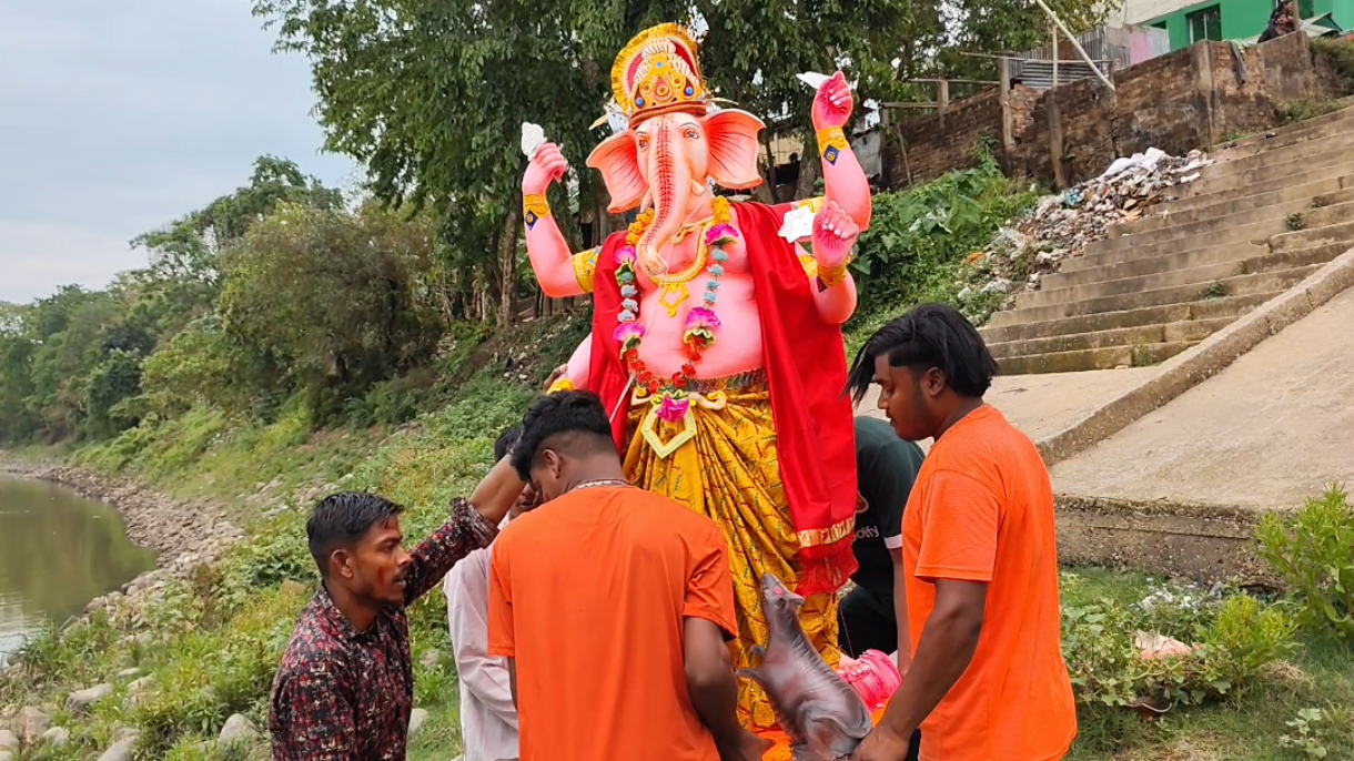 মনু নদীতে বিসর্জনের মধ্য দিয়ে মৌলভীবাজারের ঐতিহ্যবাহী ‘ডাক্তার বাড়ি’র বাসন্তী পূজার জমকালো সমাপ্তি