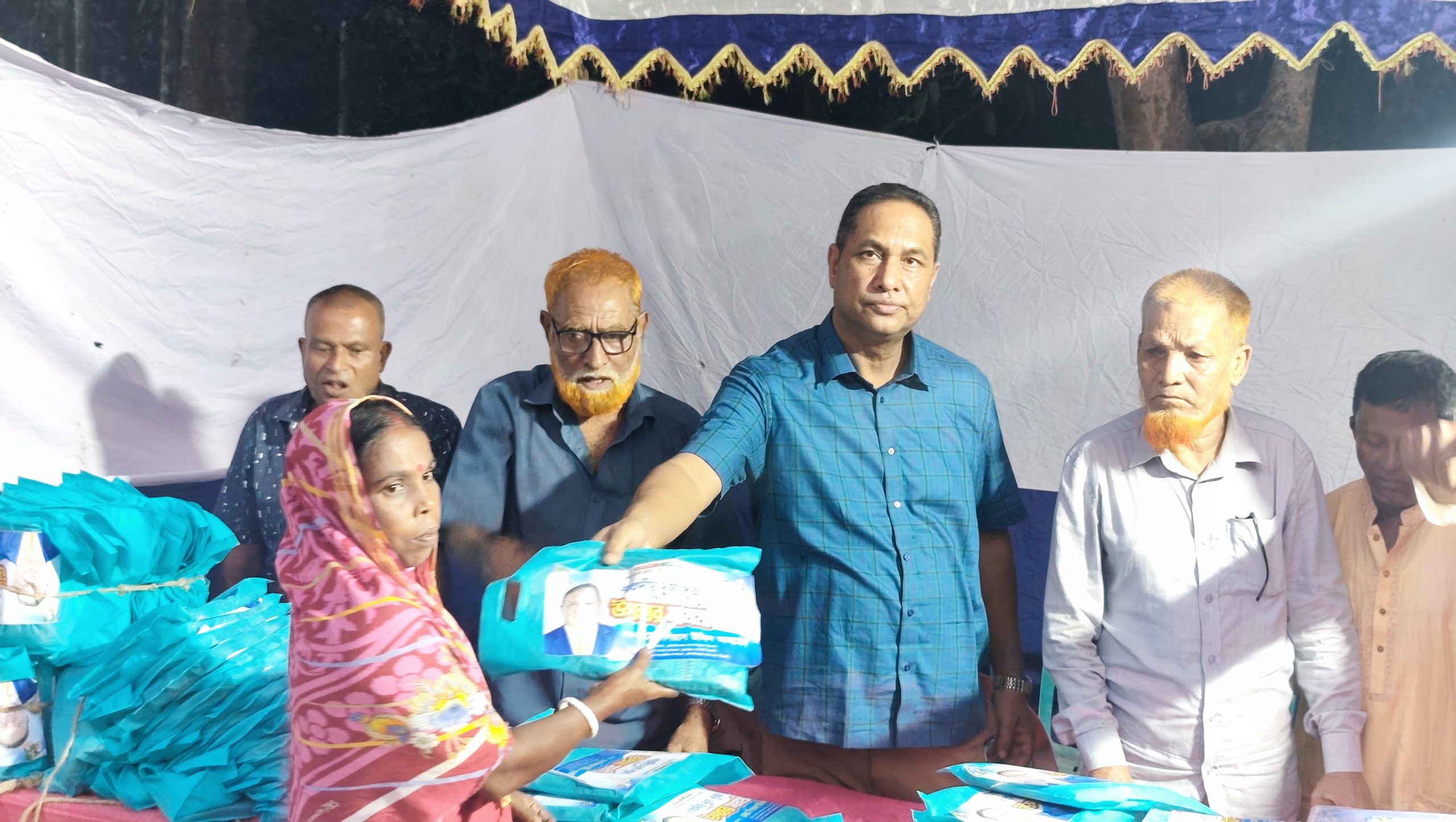 মৌলভীবাজার ​বীরগাঁও সার্বজনীন পূজা মণ্ডপে বিএনপি নেতা গিয়াস উদ্দিনের নগদ অর্থ ও শাড়ি বিতরণ